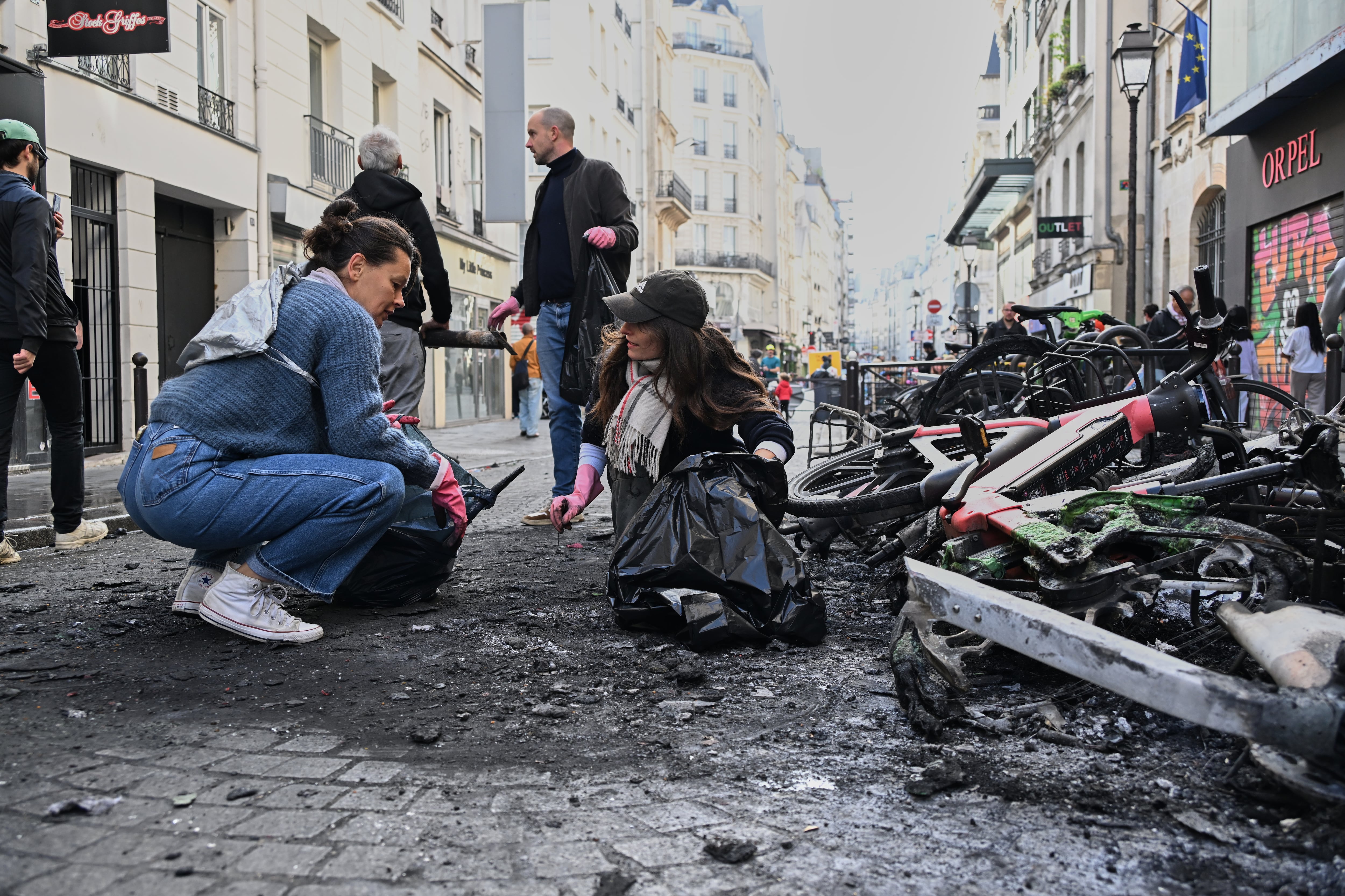 Paris Police Impose Overnight Curfew in Two Areas After Protests