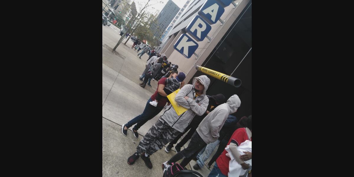 Thousands wait in line for check-ins at New Orleans ICE office