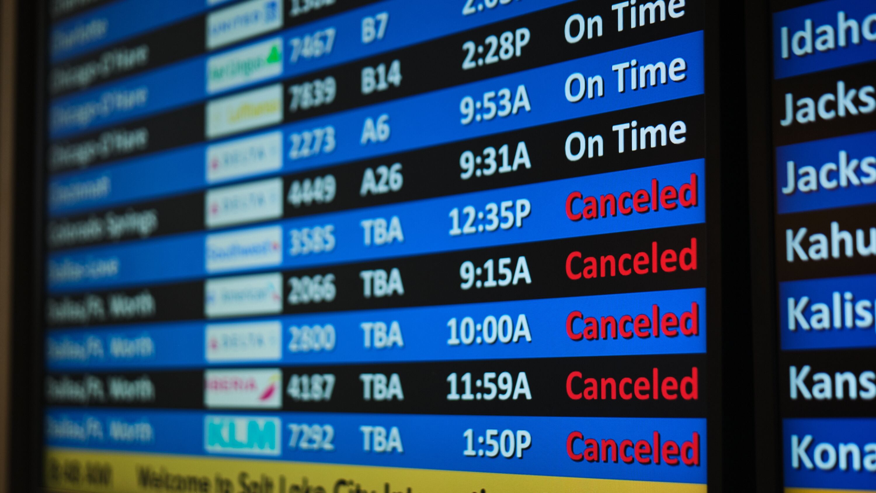 More than 10 , 500 flights canceled Sunday as massive winter storm sweeps across US