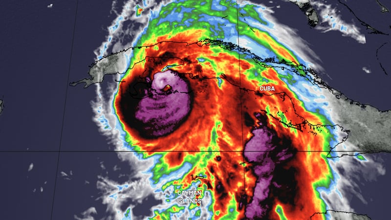 Uracan Rafael Rafael strengthens into a major hurricane as it approaches landfall in Cuba