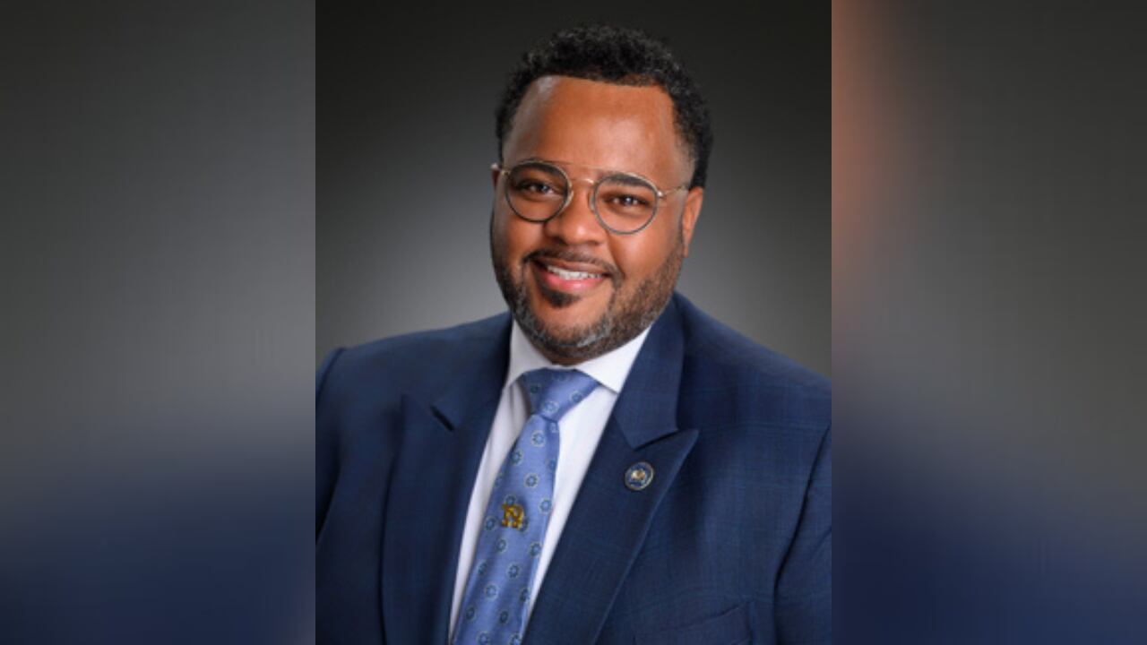 A gentle giant : State Sen . Larry Selders , who represented Baton Rouge , dies at 44