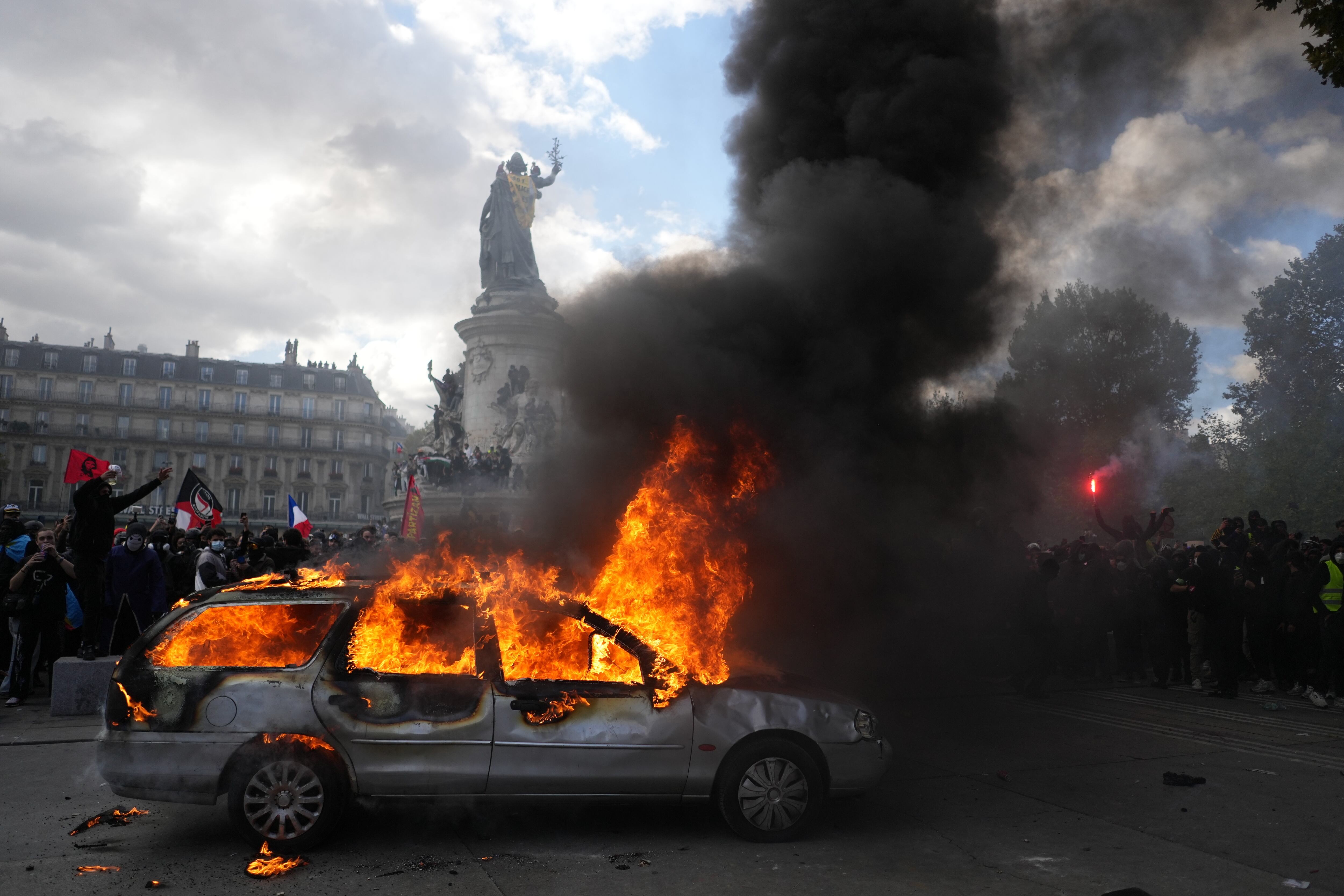 NFL says Saints - Steelers game in Paris still on , as French police arrest 1 , 800 in violent protests
